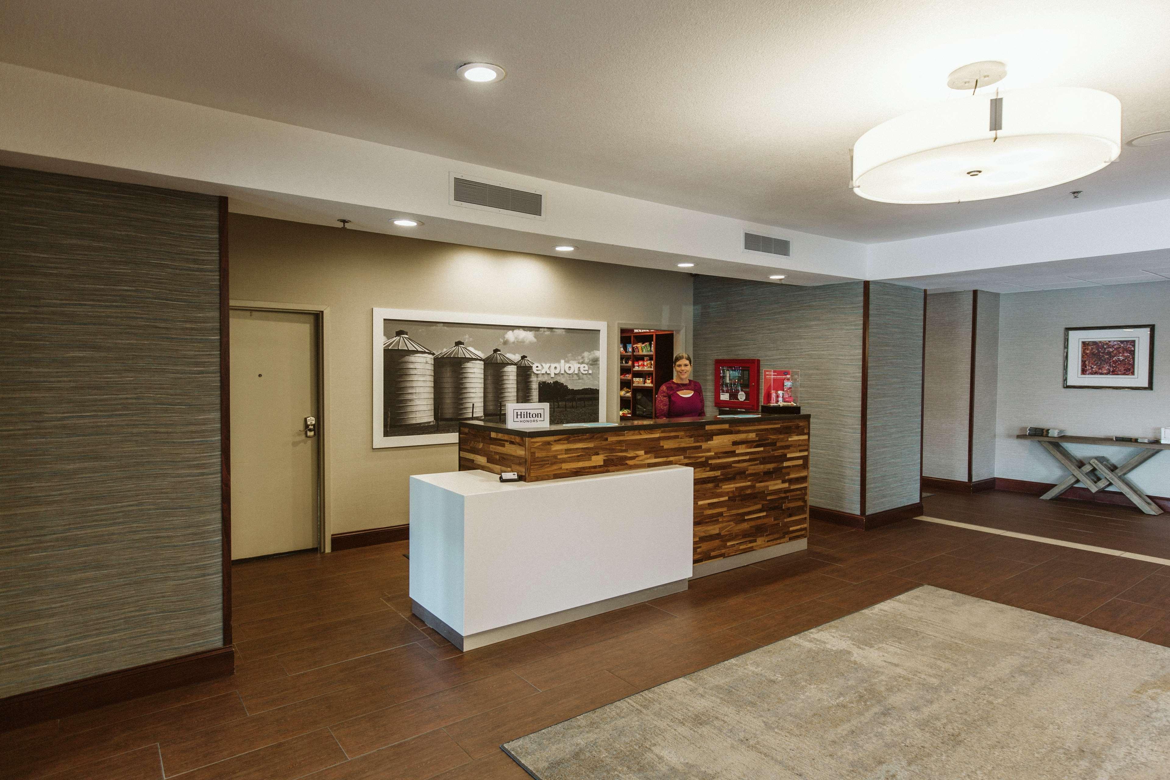 Hampton Inn Bismarck Buitenkant foto